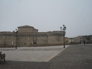 Primi fiocchi di neve alla Rocca Roveresca di Senigallia