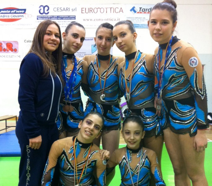 Le ginnaste della Polisportiva Senigallia con la responsabile Elena Montesi