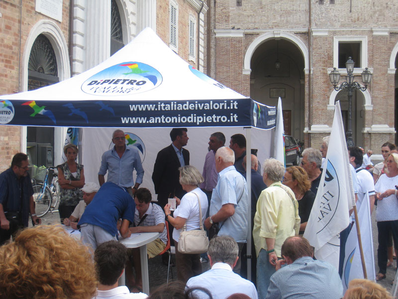 Raccolta firme a Senigallia