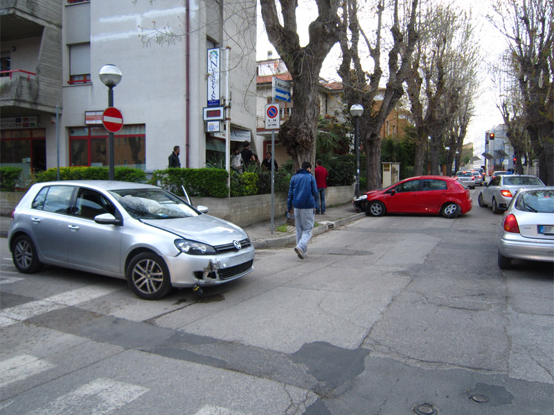 Incidente invia Mercantini all'incrocio con via Bolzano