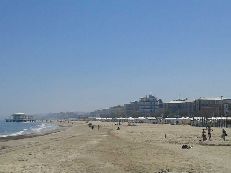 Prime tintarelle sulla spiaggia di Senigallia