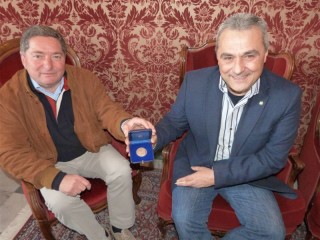 Dario Angelucci consegna al sindaco Livio Scattolini la medaglia