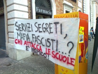 Lo striscione di Arvultùra esposto in Piazza Roma