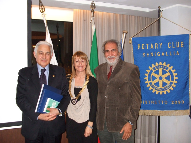 Premiazione De Gregorio al Rotary di Senigallia. da sinistra: Michele De Gregorio, Gianna Prapotnich, Michele Calascibetta (direttore generale Ufficio Scolastico Regionale per le Marche)