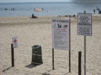 Cartelli di divieto di accesso alla spiaggia libera che va dal molo di levante ai bagni Bora Bora