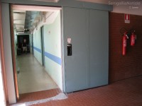 L'ingresso all'ascensore del poliambulatorio di via Campo Boario a Senigallia