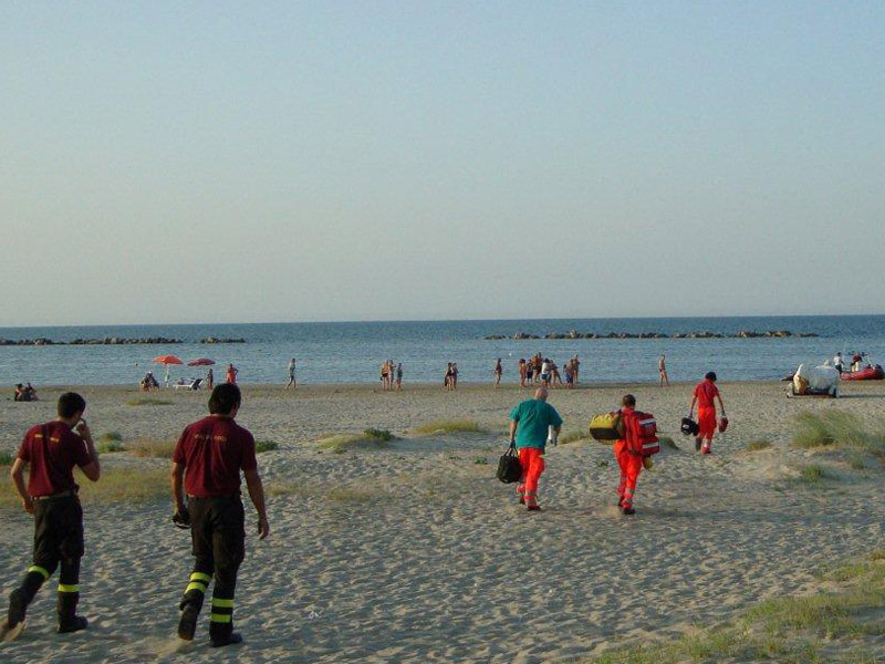 I soccorsi arrivano in spiaggia sul luogo della tragedia