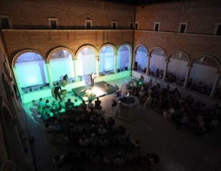 Il chiostro del Museo "Anselmi" di Senigallia pieno di persone