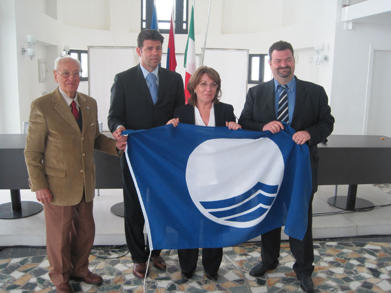 La consegna della Bandiera Blu nel maggio del 2010, a sinistra Fernando Rosi