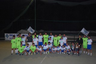 I ragazzi del Giardino dei Bucaneve insieme al Monserra Calcio