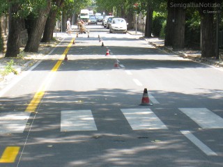 Lavori di realizzazione della nuova pista ciclabile in via Mercantini, a Senigallia