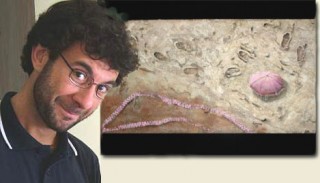 Guido Mallucci accanto alla sua opera "Le orme dei giganti"