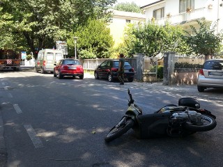 Incidente tra scooter e auto in viale IV novembre a Senigallia