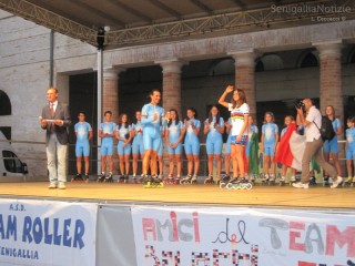 Linda Rossi arriva sul palco del Foro Annonario per la festa in suo onore