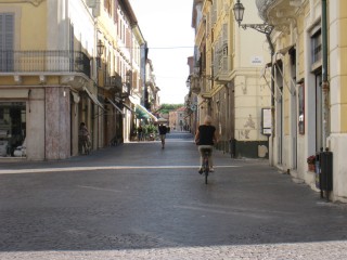 Ancora persone in bicicletta lungo corso II Giugno a Senigallia nonostante sia vietato