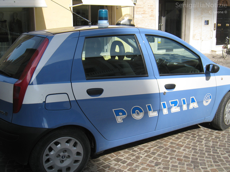 Auto della Polizia a Senigallia. Foto di Carlo Leone