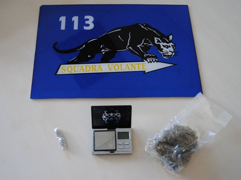 Marijuana e bilancino di precisione sequestrati dalla Polizia