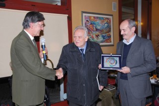 La premiazione del prof. Bugatti da parte dell'associazione Primo Piano