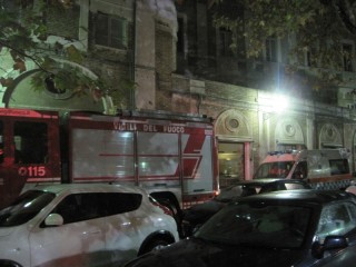 Vigili del Fuoco e ambulanza escono da piazza Simoncelli dopo il falso allarme