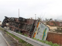 Maltempo e tromba d'aria: danni all'Ilva di Taranto, camion ribaltato