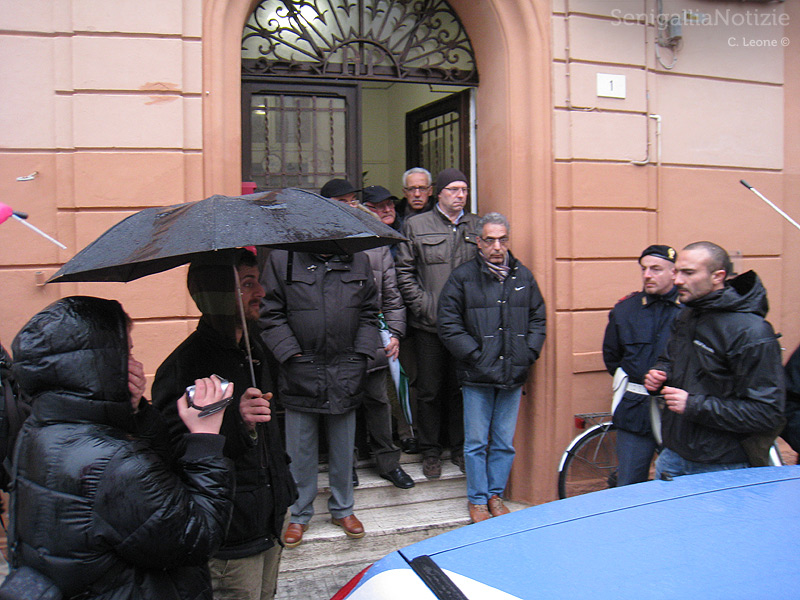 Manifestazione di Precari United sotto la sede della Cgil di Senigallia