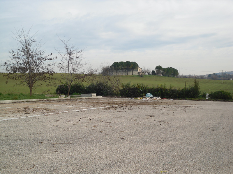 Il parcheggio dei rifiuti, al Cimitero delle Grazie di Senigallia