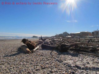 La spiaggia di Senigallia dopo la mareggiata - Foto di Francesco Sestito