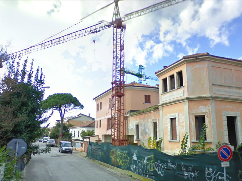 La gru del cantiere in via Cimarosa, a Senigallia