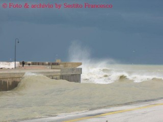 Mareggiata al porto di Senigallia - Foto di Francesco Sestito