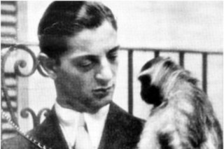 Renato Cesarini con una scimmia, assieme alla quale più volte girava ai tempi della Juventus