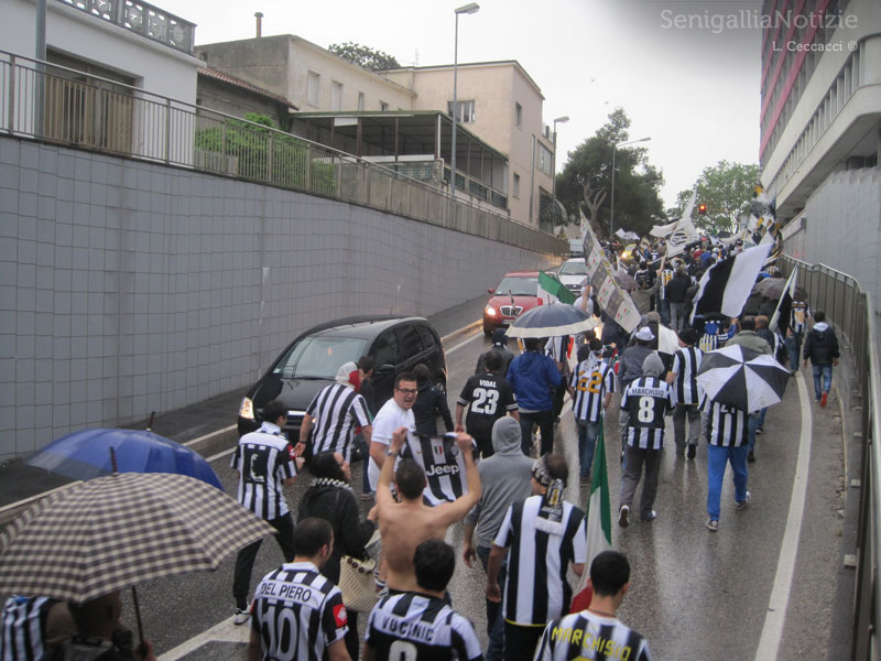 Juventus Campione - tifosi in corteo