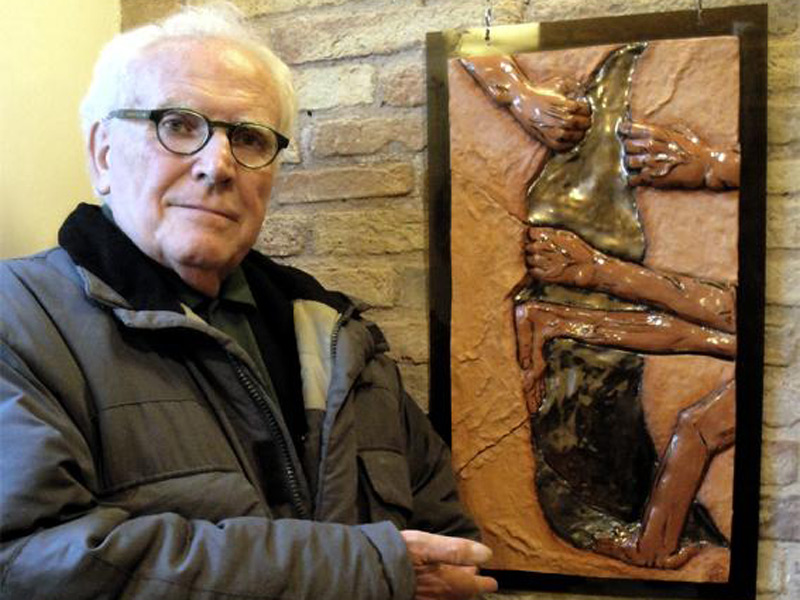 Foto di Daniele Ranieri: Giancarlo Bojani indica un'opera della mostra della scuola di Elvira Bruni alla Rocca Roveresca di Senigallia