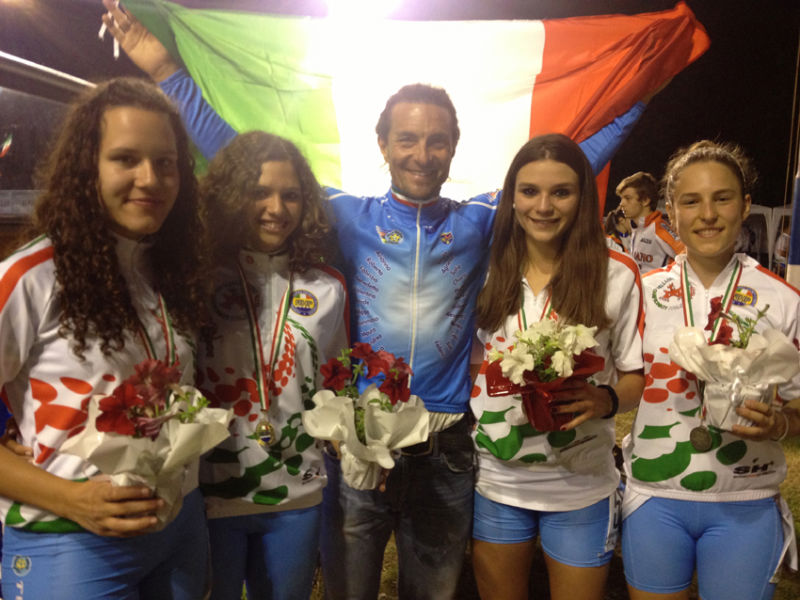Le campionesse d'Italia del Team Roller con Mauro Guenci