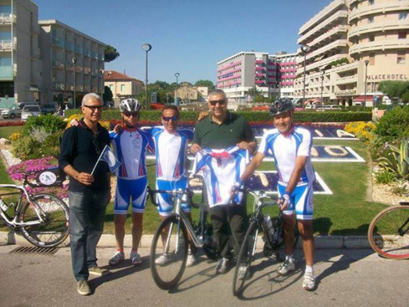 I tre ciclisti dell'Asd Vallone con l'assessore Campanile