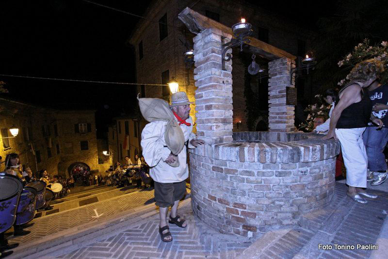 Contesa del pozzo della polenta a Corinaldo