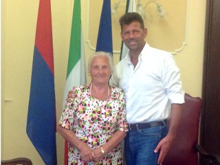 La turista Mariuccia Casiraghi col sindaco Mangialardi