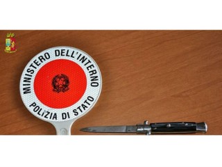 coltello sequestrato dalla Polizia