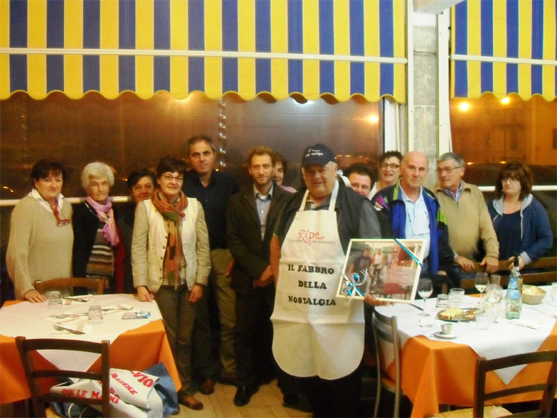 Fulvio Sebastianelli e i membri dell'associazione "Ripe - Il paese dei mestieri"