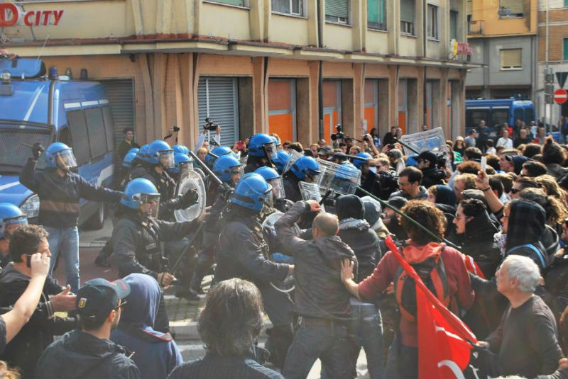 Tensione tra manifestanti e Polizia ad Ancona durante la visita di Enrico Letta