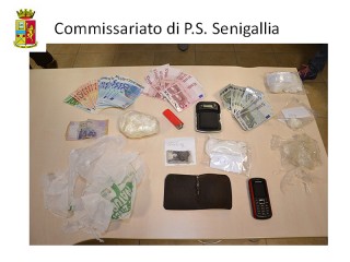 La droga, il bilancino e i soldi sequestrati a Castel Colonna dalla Polizia di Senigallia