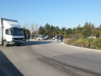 I manifestanti del Coordinamento 9 dicembre distribuiscono volantini presso il casello autostradale