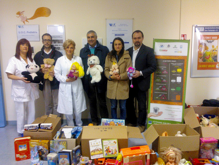 Consegnati alla ludoteca del reparto pediatria dell'ospedale di Senigallia i giocattoli raccolti durante la Settimana per la Riduzione dei Rifiuti