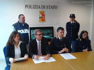 Presentazione dei risultati dell'operazione messa in campo dalla Questura di Ancona, dalla Polizia del Commissariato di Senigallia, dalla Polizia Municipale e dall'Asur senigalliese in collaborazione con il Servizio Ispezione della Direzione Territoriale del Lavoro in un laboratorio tessile della periferia senigalliese