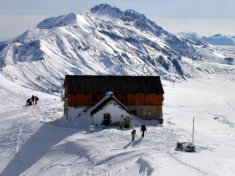 Veduta del Gran Sasso e del rifugio Duca degli Abruzzi