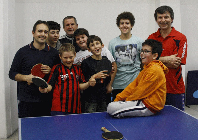 Il tecnico Lorenzo Giacomini con alcuni giovani atleti