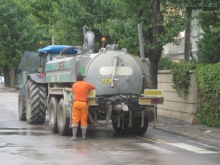 Pulizia delle strade dopo l'alluvione