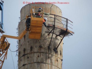 Rimozione del camminatoio in cima alla ciminiera ex-Italcementi di Senigallia