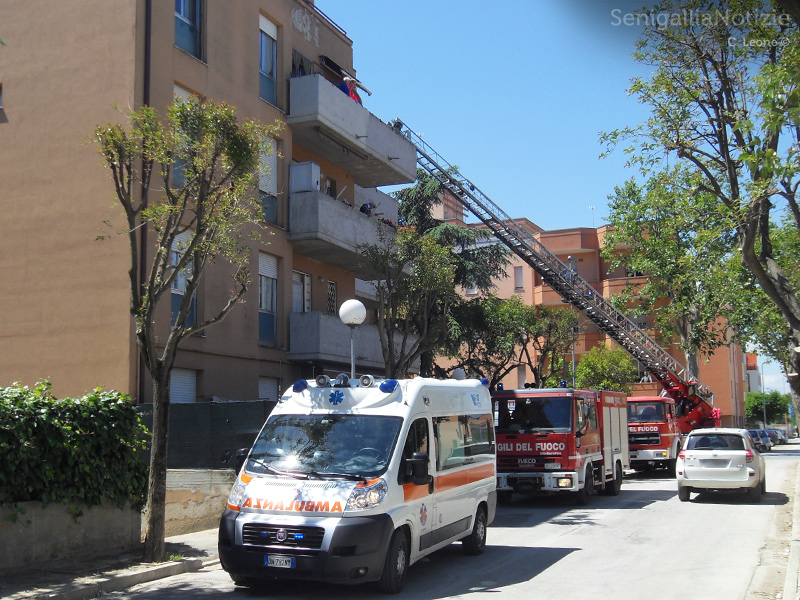 Intervento del 118 e del 115 in un edificio all'angolo tra via Bari e via Capanna, a Senigallia