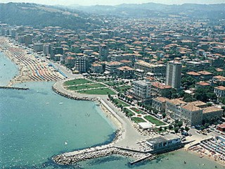 Vista del lungomare di Pesaro