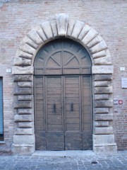 portone del Palazzo Della Rovere di Castelleone di Suasa